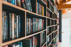 Libri, vasi e ricordi: l’arte di comporre la propria bacheca personale in una libreria a parete